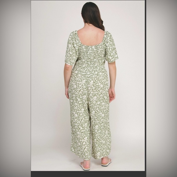 🐿️Plus sizes Floral Green Jumpsuit- Boutique-New - Picture 3 of 6